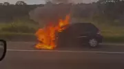 Carro pega fogo na Rodovia Presidente Dutra e interdita parcialmente a via por quase uma hora em Caçapava