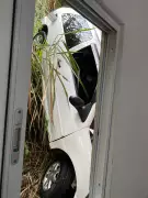 Carro perde controle, despenca de barranco e invade estacionamento do SAMU em Barra do Piraí