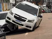 Carro termina em cima de outro após colisão inusitada no Acre