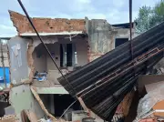 Casa desaba com 15 pessoas no Monte Castelo, em Juiz de Fora, sem relação com chuvas históricas