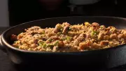 Chef JPB ensina receita de farofa mineira com bacon e queijo coalho