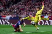 Choque impressionante de Fermín López com goleiro paralisa jogo do Barcelona na Champions