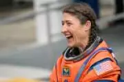 Christina Koch: primeira mulher a orbitar a Lua na missão Artemis II da Nasa