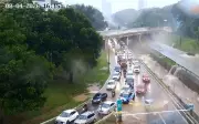 Chuva intensa em Goiânia causa alagamentos, fecha Marginal Botafogo e provoca acidente