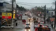 Chuvas intensas causam alagamento na Avenida Valdemar Naziazeno em João Pessoa