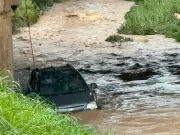 Câmera flagra carro caindo em córrego durante temporal em Piracicaba; motorista desaparece