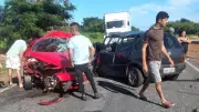Colisão frontal entre carros deixa três mortos e um ferido em rodovia do Ceará