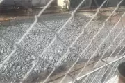 Cratera completa 2 meses interditando rua em São José dos Campos; obras começam nesta quarta