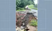 Cratera interdita parcialmente rodovia PB-032 na Paraíba após fortes chuvas