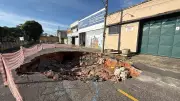 Cratera se abre em Juiz de Fora e mantém rua interditada há mais de 45 dias