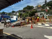 Cratera se abre em rua de acesso à praia de Ponta Negra, em Natal, e altera trânsito