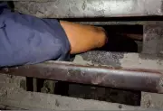 Criança é resgatada após perna ficar presa em grade de bueiro em Arcos