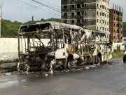 Criminosos incendeiam ônibus em Natal e suspensão do transporte afeta moradores