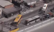 Criminosos sequestram cinco ônibus e os usam como barricadas no Rio