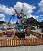 Crocheteiras de Cambuci criam cenário de Páscoa com coelho gigante de 3 metros