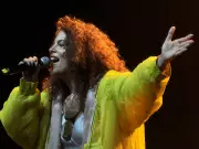 Céu celebra 20 anos de carreira com show retrospectivo no Queremos! Festival no Rio