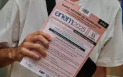 Cursinho gratuito no DF abre vagas extras para jovens de baixa renda se prepararem para o Enem