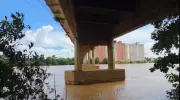 Deslizamento de terra próximo à Ponte Leonel Brizola preocupa moradores em Campos