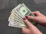 Dólar cai 0,58% e Ibovespa aguarda abertura com tensões no Oriente Médio