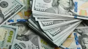 Dólar cai 1% após cessar-fogo no Oriente Médio, Bolsa bate recorde histórico