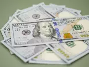 Dólar recua com proposta de paz entre Irã e EUA, enquanto petróleo oscila em meio a tensões