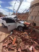 Dois homens morrem após carro bater em poste em Capitão Enéas; vídeo flagra momento
