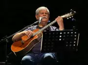 Dori Caymmi brilha em show 'Utopia' no Teatro Ipanema com voz e violão magistrais