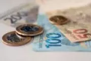 Dívidas consomem metade da renda dos brasileiros e batem recorde histórico, aponta BC
