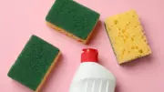 Economia Doméstica: Cortar Esponjas ao Meio Pode Dobrar Durabilidade e Reduzir Custos