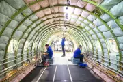 Embraer oferece curso gratuito de auxiliar de produção aeronáutica com chance de contratação