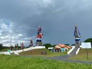 Empresário cria santuário com santos gigantes em rodovia de SP após milagre do filho