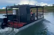 Empresário transforma hobby em negócio com construção de chalanas no Lago de Furnas