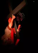 Encenação da Paixão de Cristo atrai multidão em Cabo Frio durante Semana Santa