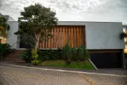 Entre brises e jardins: casa contemporânea integra interior e exterior com elegância