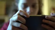 Especialistas alertam: proibir adolescentes nas redes sociais não é solução suficiente