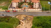 Estrada entre Fortaleza e Aquiraz cede com chuvas e engole carro e motos; um morto