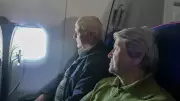 Estudo alerta: idosos lado a lado em aviões comprometem evacuação em emergências