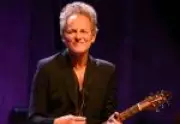 Ex-guitarrista do Fleetwood Mac, Lindsey Buckingham, é atacado com substância misteriosa na Califórnia