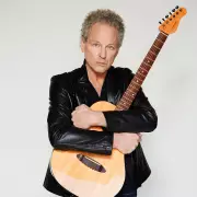 Ex-guitarrista do Fleetwood Mac sofre ataque planejado de stalker na Califórnia