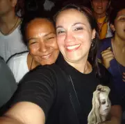 Fã de Shakira vai a show em Copacabana para homenagear a mãe falecida