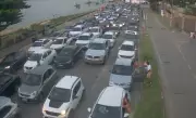 Fila de balsa entre Ilhabela e São Sebastião atinge 3h30 no domingo de Páscoa