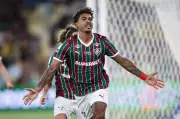 Fluminense vence Chapecoense e segue na cola da liderança do Brasileirão