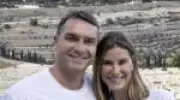 Flávio Bolsonaro apresenta esposa em vídeo: 'Sou moderado porque fui reeducado'