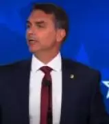 Flávio Bolsonaro enfrenta vaias e apoio em visita à Câmara durante lançamento de candidatura