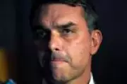 Flávio Bolsonaro mira eleitores católicos para desafiar Lula nas eleições