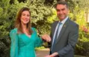 Flávio Bolsonaro usa imagem da esposa Fernanda para atrair eleitores moderados na campanha
