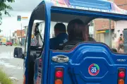 Fortaleza testa tuk-tuks gratuitos em bairros da periferia pelo Rede Vamos Juntos