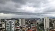 Frente fria traz chuva e ventos fortes à Baixada Santista entre quarta e sexta-feira