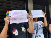 Fãs do BTS protestam em SP contra pré-reserva obrigatória para compra de ingressos