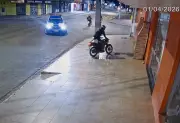 Fuga policial termina com motociclista colidindo em churrasqueira de loja em Colinas do Tocantins